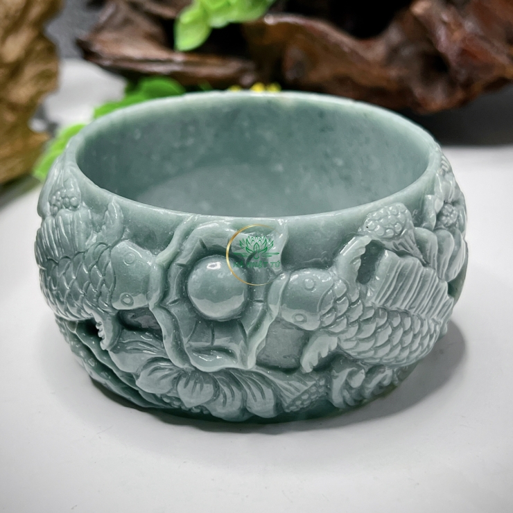 Ôm Vòng chạm cá lượn hồ sen 