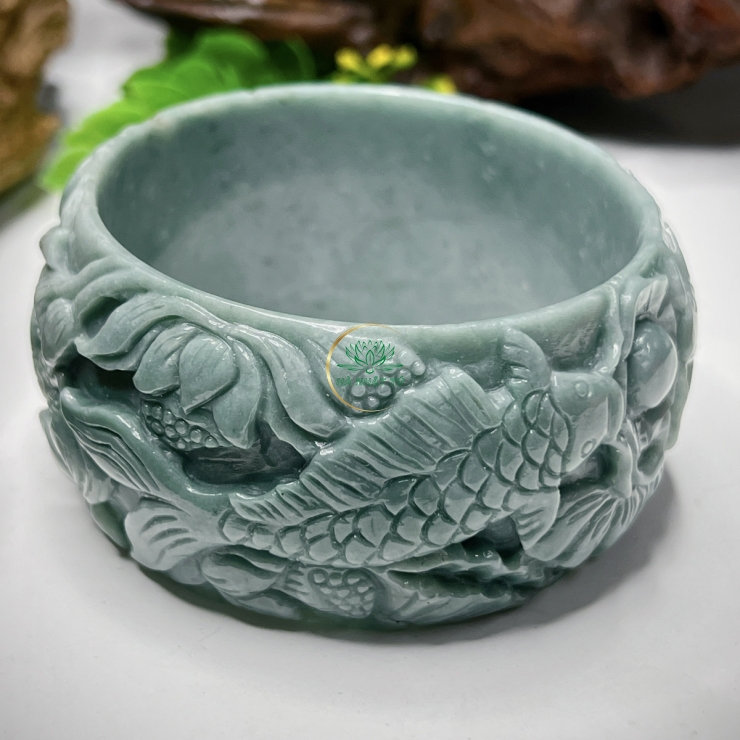 Ôm Vòng chạm cá lượn hồ sen 