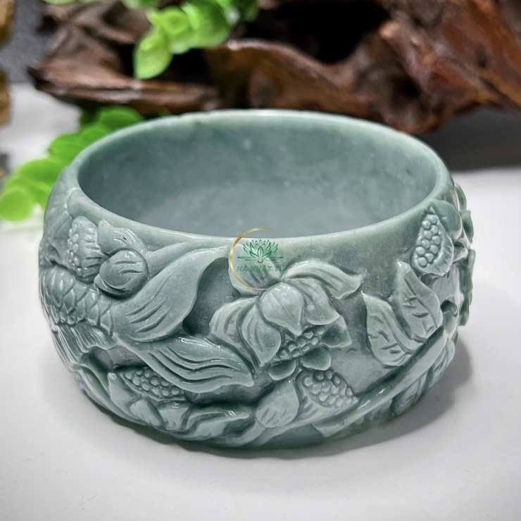 Ôm Vòng chạm cá lượn hồ sen 