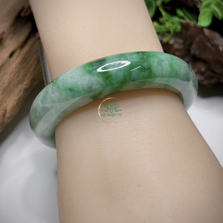Chiếc vòng xanh lý vip .