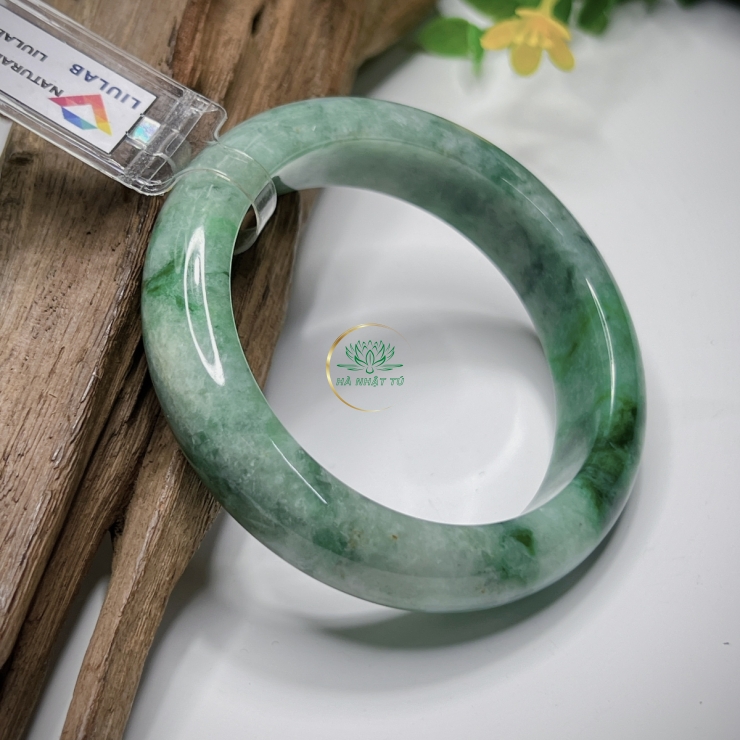 Chiếc vòng xanh lý vip .