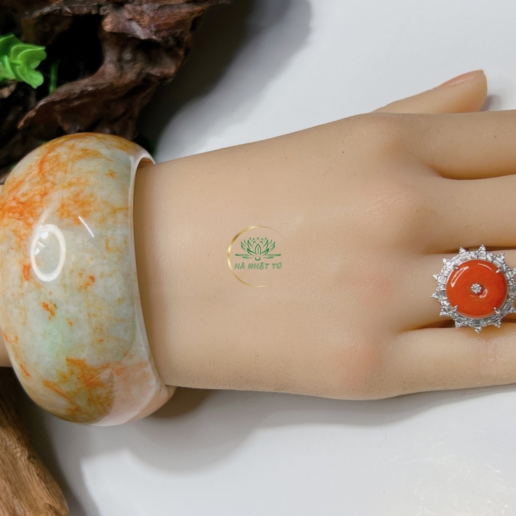Chiếc vòng huyết bản cối 