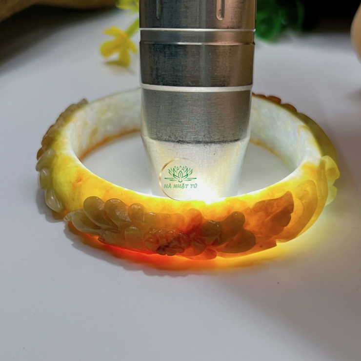 Vòng chạm hoa cúc đại đoá