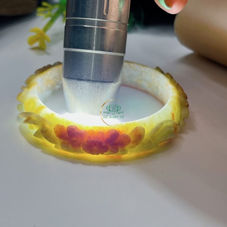 Vòng chạm hoa cúc đại đoá