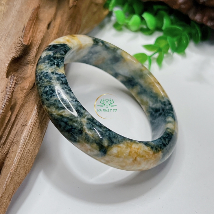 Vòng cẩm thạch màu tam tài 