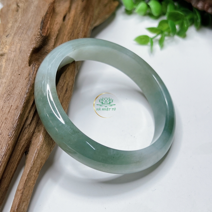 Chiếc vòng lam băng siêu trong 