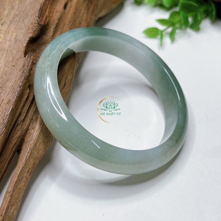 Chiếc vòng lam băng siêu trong 