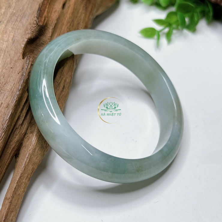 Chiếc vòng lam băng siêu trong 