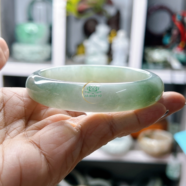 Chiếc vòng lam băng siêu trong 