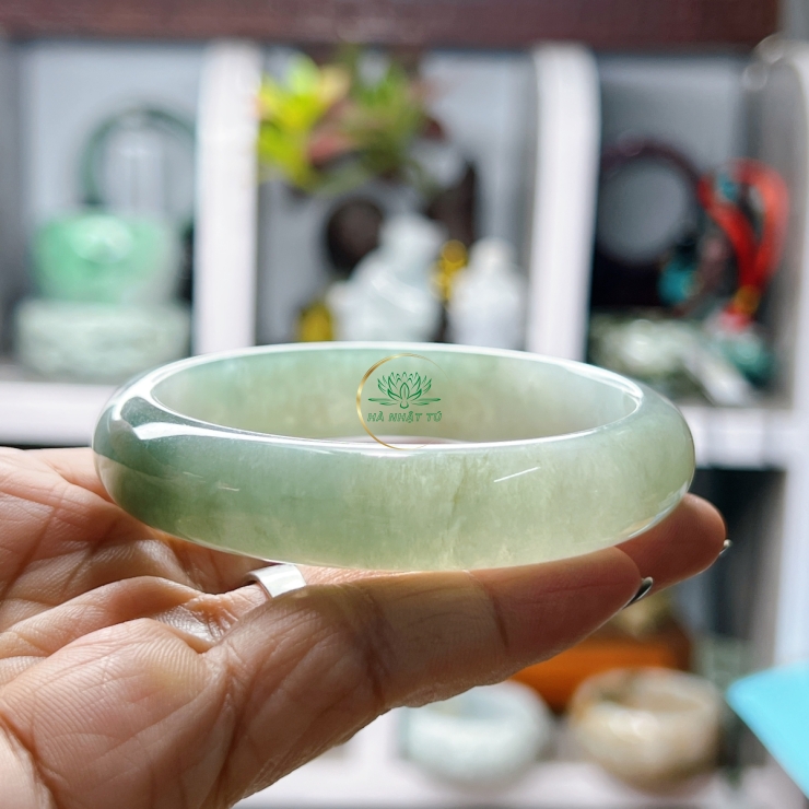 Chiếc vòng lam băng siêu trong 