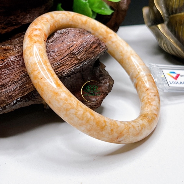 Vòng Ngọc huyết mượt mà 